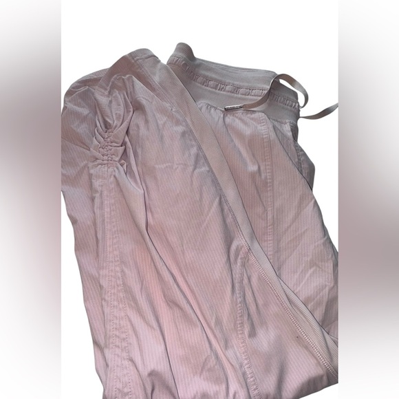 Lululemon Dance Studio Crop *25"
Misty Pink - Picture 3 of 6